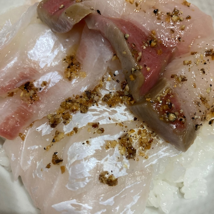 塩で味わうブリと鯛の海鮮丼
